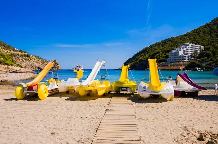 cala-llonga-ibiza-dorp-informatie-strand