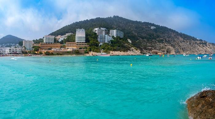 cala-llonga-ibiza-strand-plaats-dorp