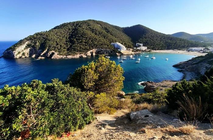 ibiza-cala-llonga-rustige-badplaats-vakantie